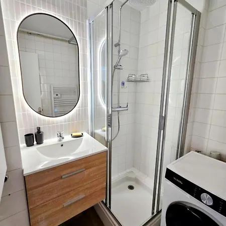 L'acacia T2 Confort Avec Clim Wifi Vue Tram *